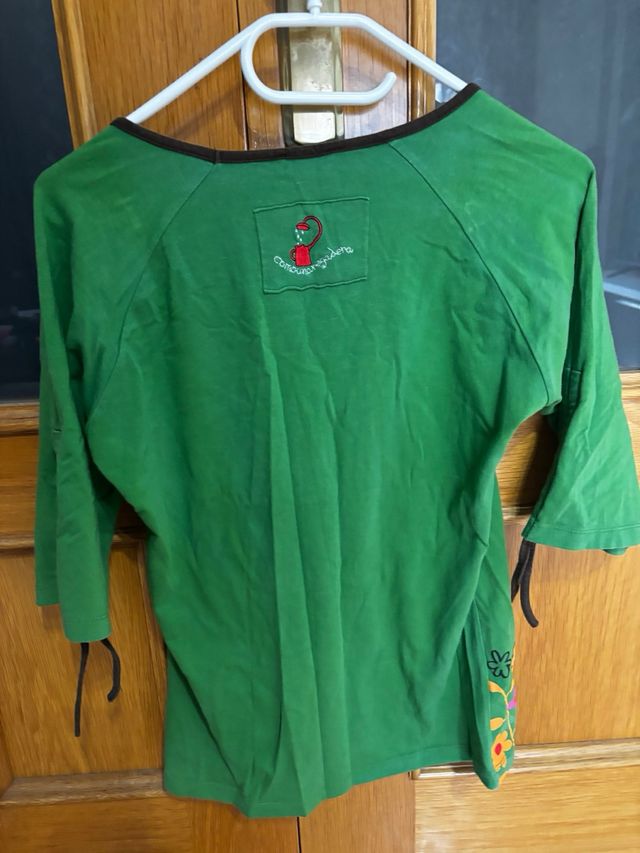 Camiseta verde estampada flores talla L