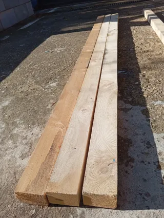 Vigas, listones. Puntal. Palos. Postes de madera.