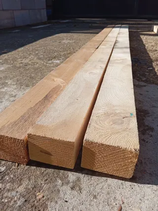 Vigas, listones. Puntal. Palos. Postes de madera.