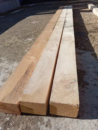 Vigas, listones. Puntal. Palos. Postes de madera.