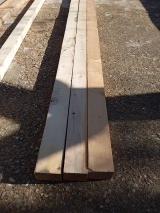 Vigas, listones. Puntal. Palos. Postes de madera.