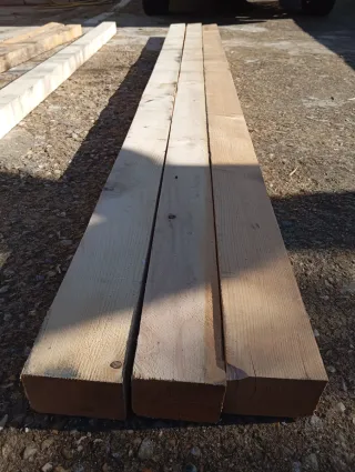 Vigas, listones. Puntal. Palos. Postes de madera.