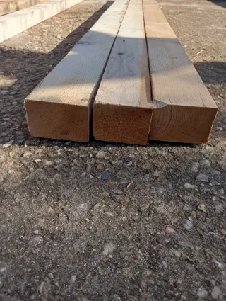 Vigas, listones. Puntal. Palos. Postes de madera.