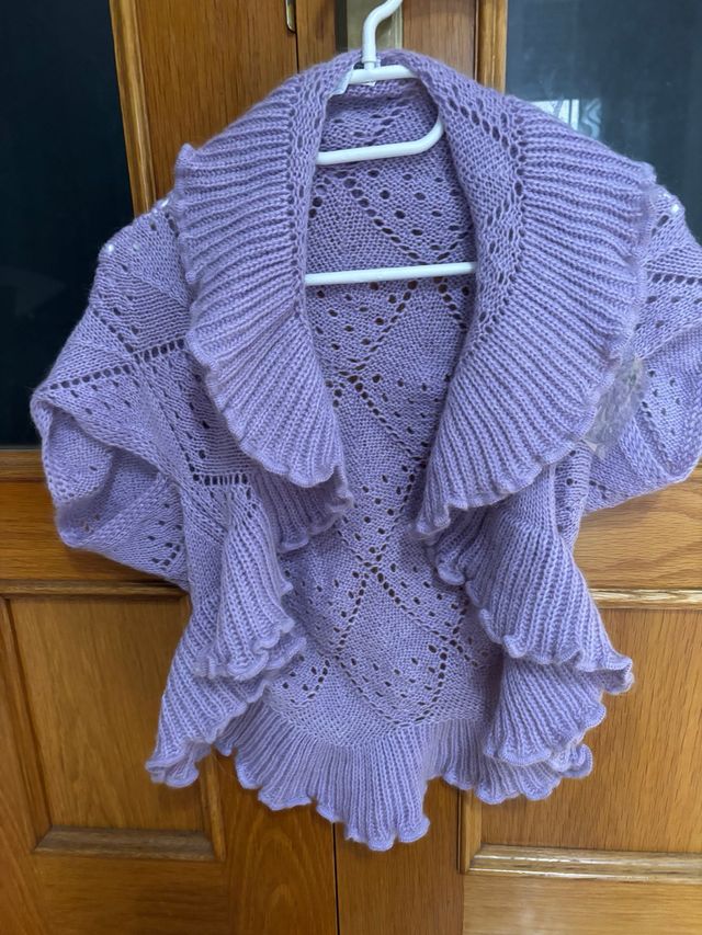 Chaqueta de punto morada con volantes