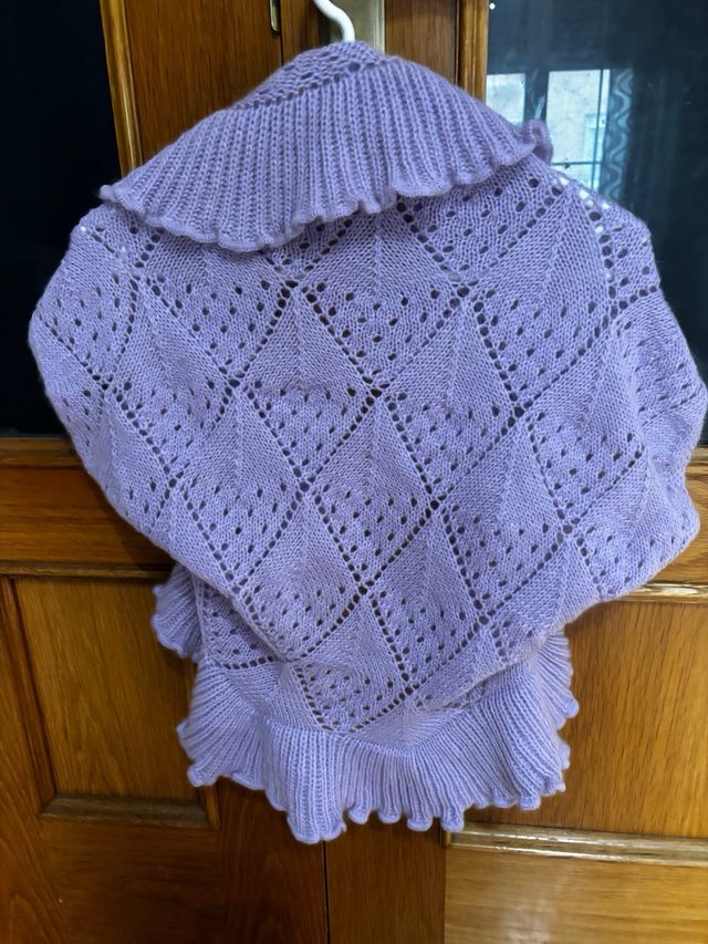 Chaqueta de punto morada con volantes