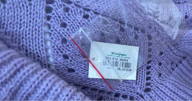 Chaqueta de punto morada con volantes