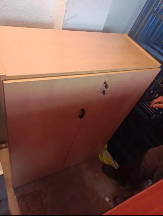 Armario de madera beige y marrón