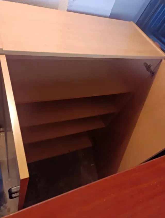 Armario de madera beige y marrón