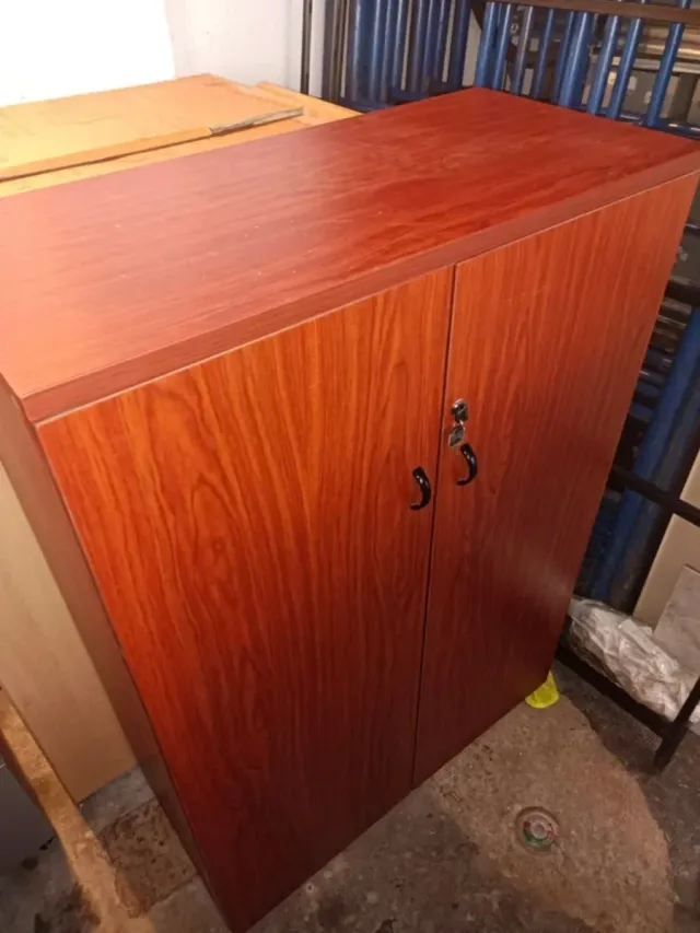 Armario de madera beige y marrón