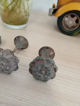 3 Tiradores antiguos metal flor