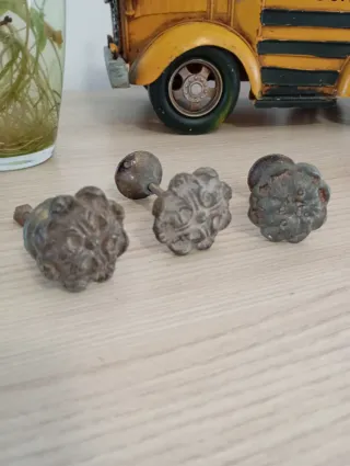 3 Tiradores antiguos metal flor