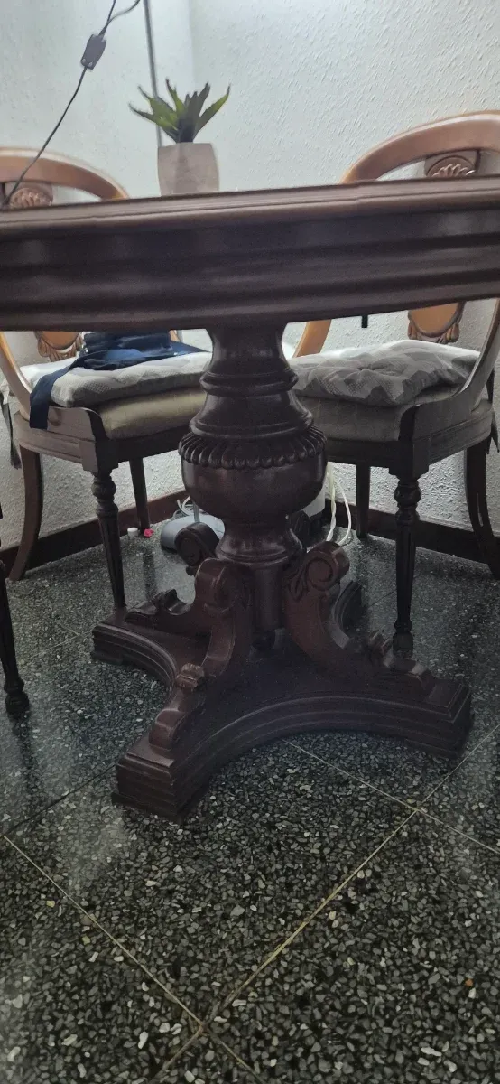 Mesa e 4 cadeiras antigas de madeira, BARCELONA