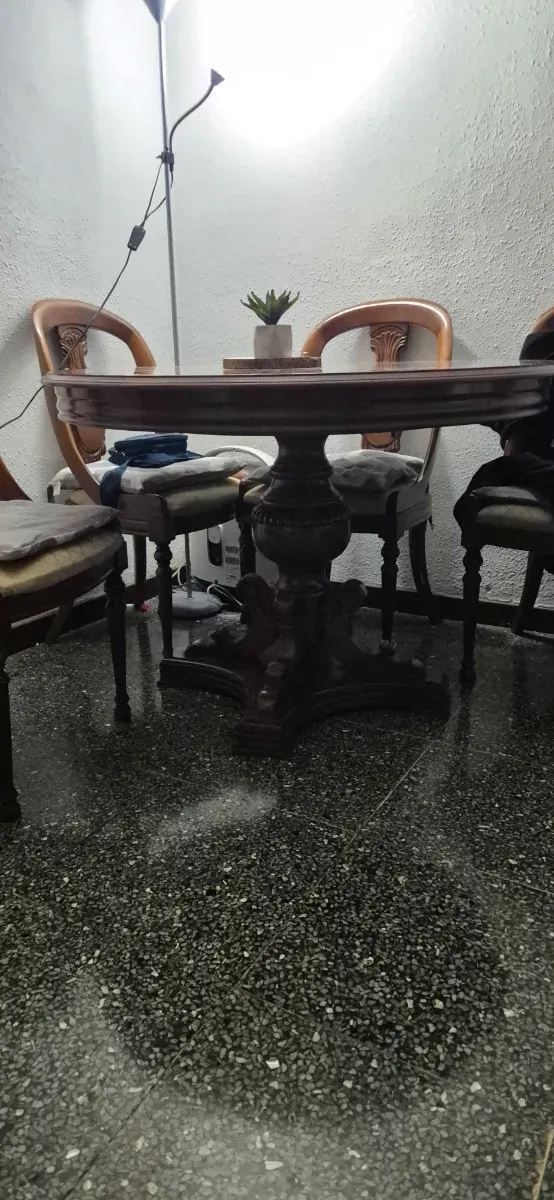 Mesa e 4 cadeiras antigas de madeira, BARCELONA