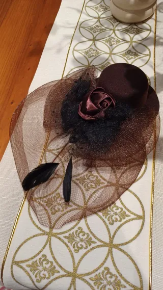 Tocado marrón con tul y plumas