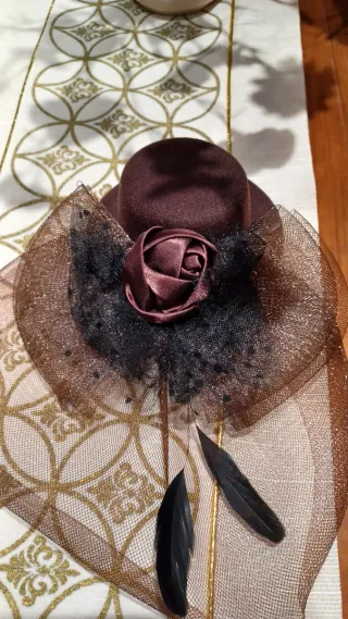 Tocado marrón con tul y plumas