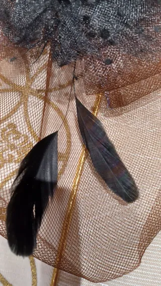 Tocado marrón con tul y plumas