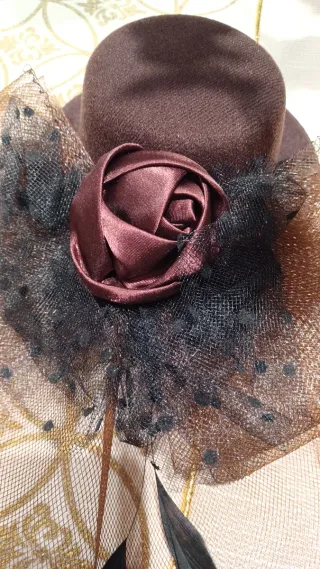 Tocado marrón con tul y plumas