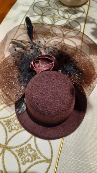 Tocado marrón con tul y plumas