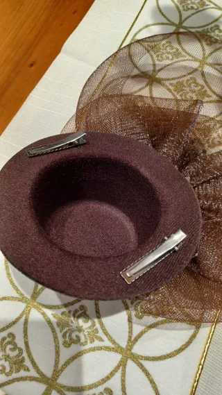 Tocado marrón con tul y plumas