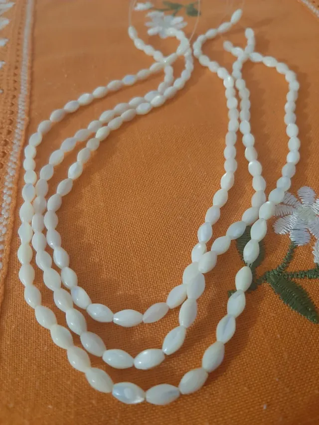 Collana 3 fili perline a forma di riso in madreper