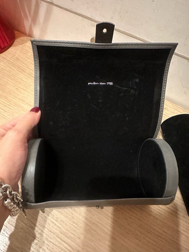 Portagioie Tous grigio e scarpa dkny