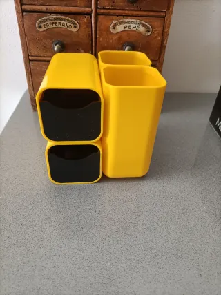 Portapenne vintage giallo con cassettini