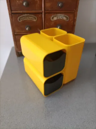 Portapenne vintage giallo con cassettini