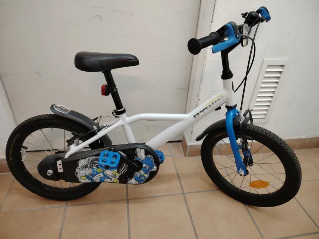 Bicicleta infantil blanca y azul