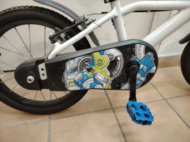 Bicicleta infantil blanca y azul