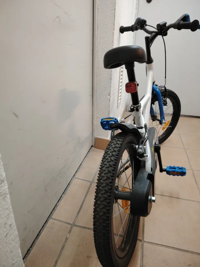 Bicicleta infantil blanca y azul