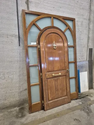 Puerta maciza entrada con arco y fijos