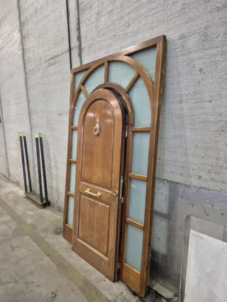 Puerta maciza entrada con arco y fijos