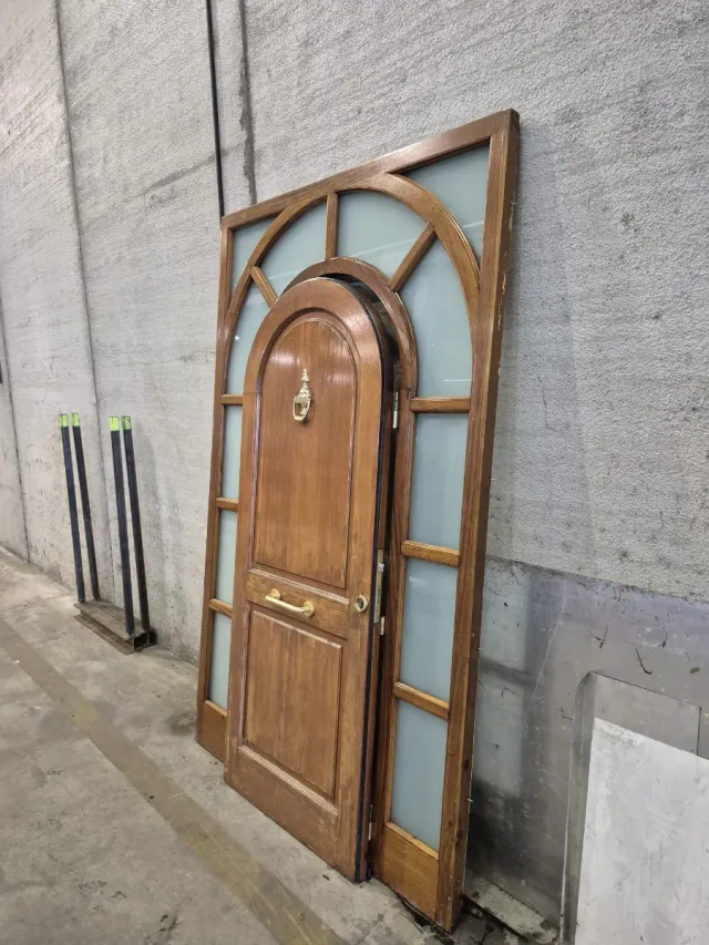 Puerta maciza entrada con arco y fijos
