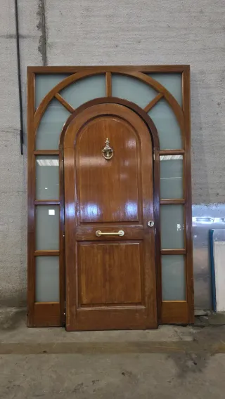 Puerta maciza entrada con arco y fijos