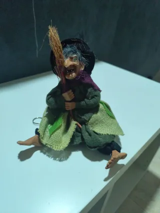 Muñeco Bruja con Escoba lleva pilas