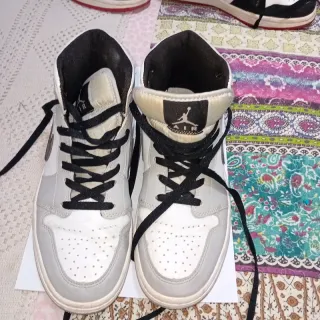 Nike Air Jordan 1 Gris y Blanco