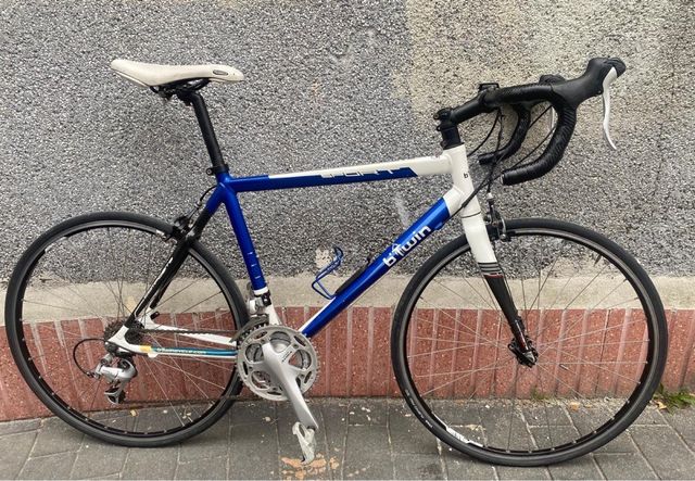 Bicicleta de carretera Btwin azul y blanca