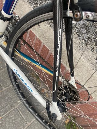 Bicicleta de carretera Btwin azul y blanca