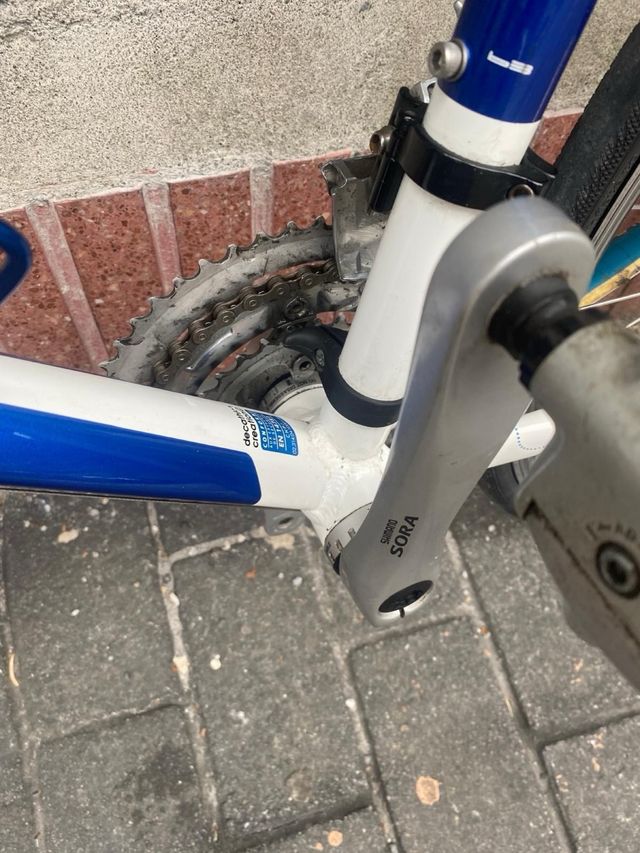 Bicicleta de carretera Btwin azul y blanca