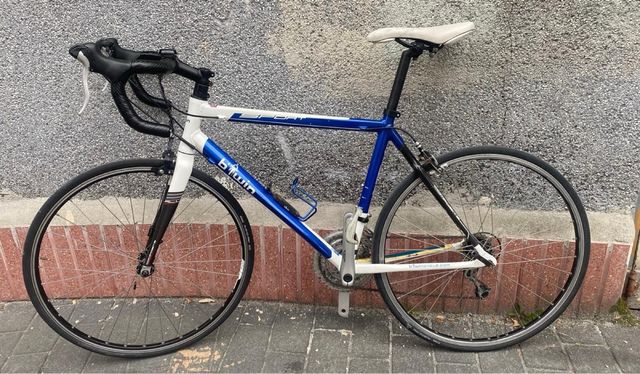 Bicicleta de carretera Btwin azul y blanca