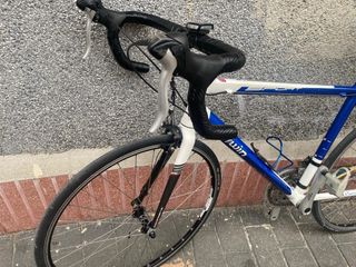 Bicicleta de carretera Btwin azul y blanca