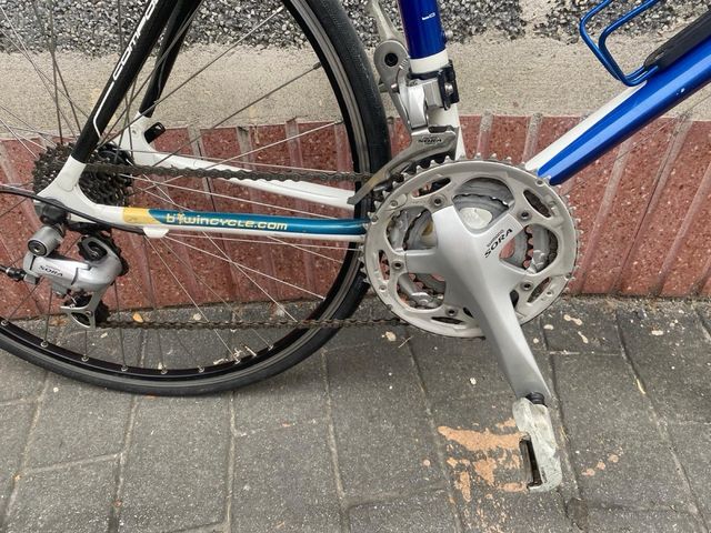 Bicicleta de carretera Btwin azul y blanca