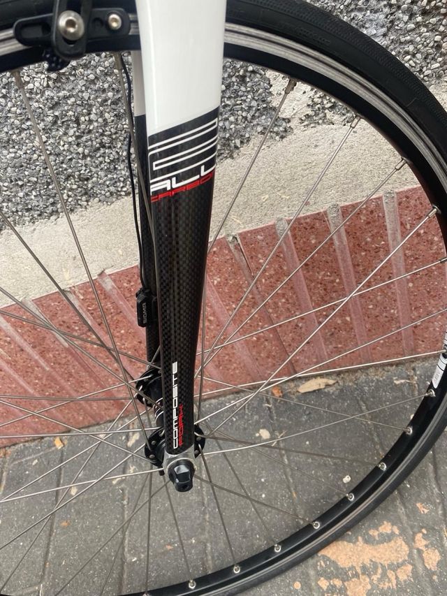 Bicicleta de carretera Btwin azul y blanca