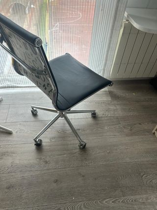 Silla de oficina negra, blanca y acero, juvenil.