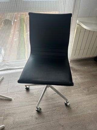 Silla de oficina negra, blanca y acero, juvenil.