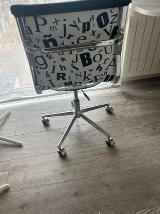 Silla de oficina negra, blanca y acero, juvenil.