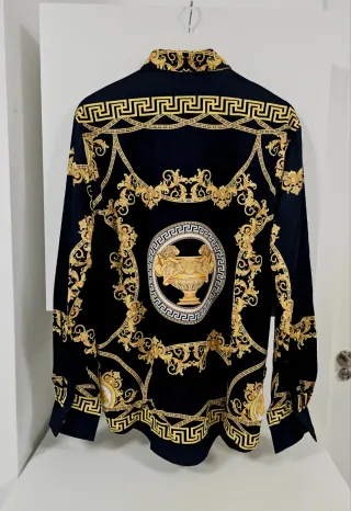 Camisa Negra con Estampado Barroco Dorado