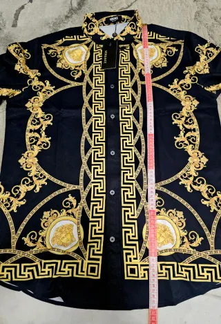 Camisa Negra con Estampado Barroco Dorado