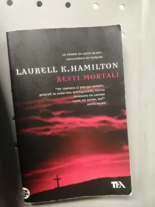 Laurell K. Hamilton - Resti Mortali