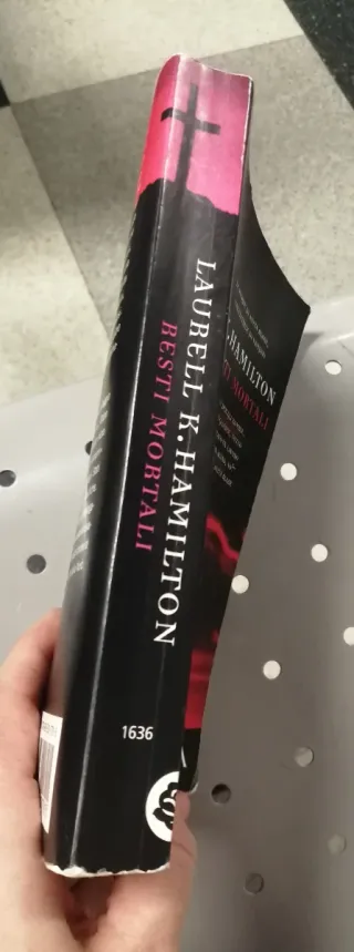 Laurell K. Hamilton - Resti Mortali